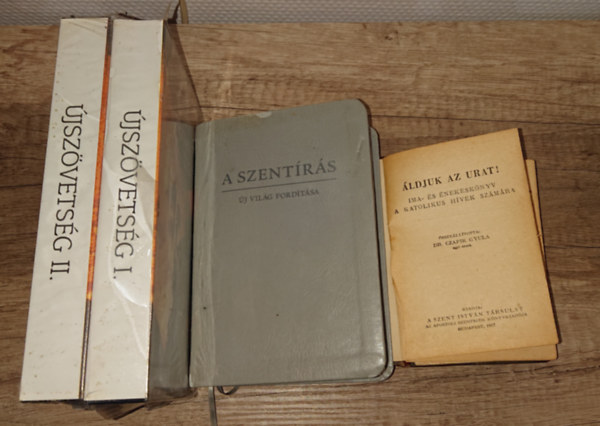 2 katolikus knyv ajndk dupla videkazettval: ldjuk az urat! - Ima- s nekesknyvkatolikus hvek szmra, A Szentrs - j Vilg fordts + jszvetsg I-II. (VHS)