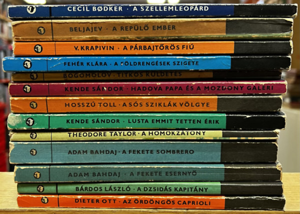 13 db Delfin k�nyv: Az �rd�ng�s Caprioli, A dzsid�s kapit�ny, A fekete eserny�, A fekete sombrero, A homokz�tony, LustaEmmit tetten �rik, A S�s Szikl�k V�lgye, Hadova papa �s a mozdony galeri, Titkos k�ldet�s, A f�ldreng�sek szigete,