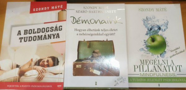 3 db szem�lyis�gpszichol�gia: A boldogs�g tudom�nya + D�monaink (Hogyan �lhet�nk teljes �letet a neh�zs�geinkkel egy�tt?) + Meg�lni a pillanatot