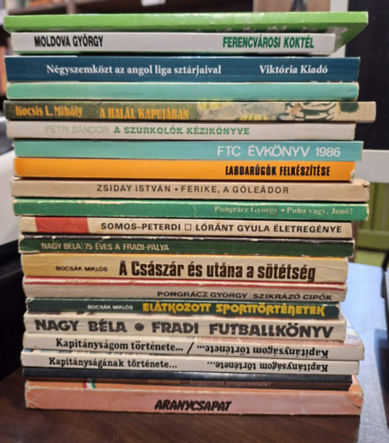 20 db-os sport K�NYVMENT� AJ�NLAT: Mi�rt nem szeretem Varga Zolt�nt?, Ferencv�rosi kokt�l, N�gyszemk�zt az angol liga szt�rjaival, A Ny�l, A hal�l kapuj�ban, A szurkol�k k�zik�nyve, FTC �vk�nyv 1986, Labdar�g�k felk�sz�t�se, Fe