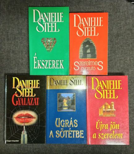 (5db) Danielle Steel romantikus k�nyvcsomag: �kszerek / Szerelmes ny�rut� / Gyal�zat / Ugr�s a s�t�tbe / �jra j�n a szerelem