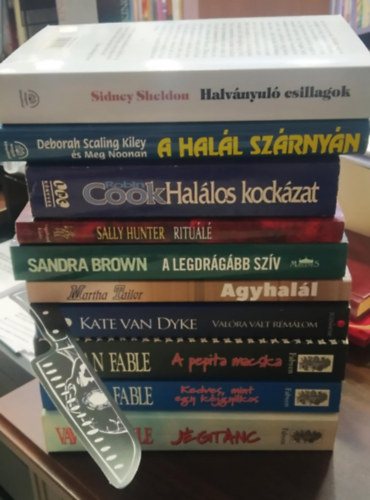 10 db-os KNYVMENT AJNLAT, krimi: Jgtnc+Kedves, mint egy kjgyilkos+A pepita macska+Valra vlt rmlom+Agyhall+A legdrgbb szv+Ritul+Hallos kockzat+A hall szrnyn+Halvnyul csillagok