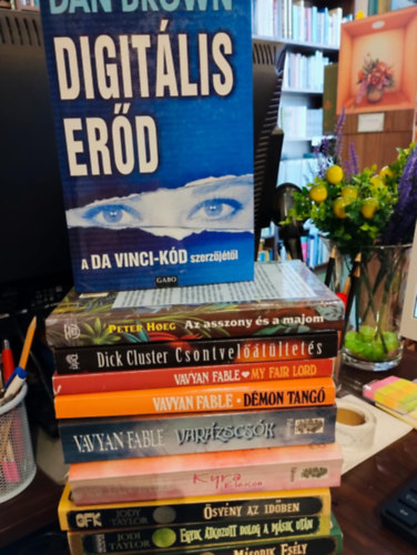 Szrakoztat irodalom knyvcsomag 10 db-os: Digitlis erd, Az asszony s a majom, Csontveltltets, My fair lord, Dmon tang, Varzscsk, Kyra Eleison,svny az idben, Egyik tkozott dolog a msik utn, Msodik esly
