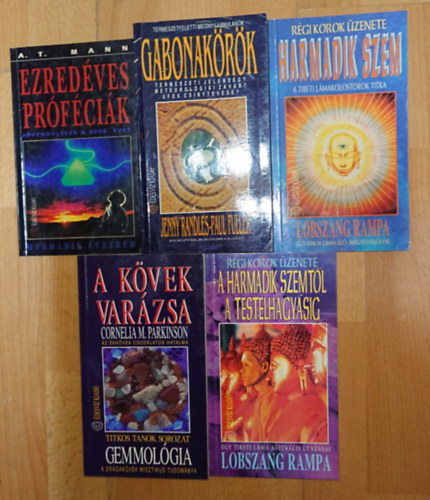 5 k�tet az �desv�z kiad� Titkos Tanok c�m� sorozat�b�l: A harmadik szem, A  harmadik szemt�l a testelhagy�sig, A k�vek var�zsa, Gabonak�r�k, Ezred�ves pr�f�ci�k