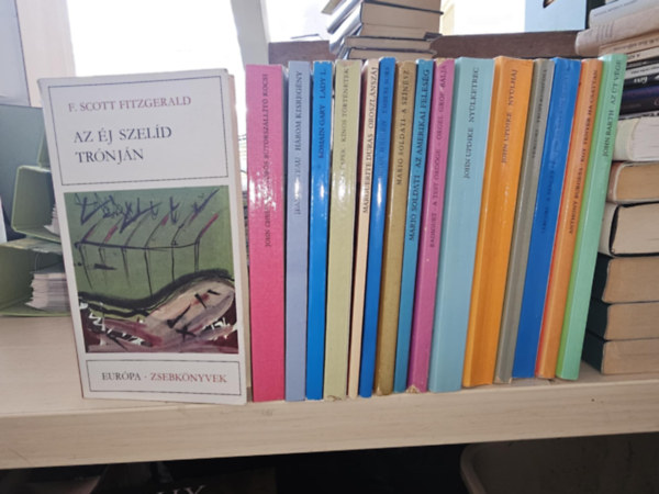 16db Eurpa Zsebknyv: Az j szeld trnjn+ A vrs btorszllt kocsi+ Hrom kisregny (Cocteau)+ Lady L.+ Knos trtnetek+ Oroszlnszj+ Emberi sors+ A sznsz+ Az amerikai felesg+ A test rdge- Orgel grf blja+ Ny