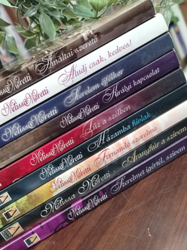 K�NYVMENT� AJ�NLAT, 9 db. Melissa Moretti rajong�knak. A m�ltai szeret�, Aludj csak, kedves!, Szerelem �jf�lkor, Kir�lyi kapcsolat, T�z a sz�lben, H�zamba h�vlak, Fernand� szerelme, Aranyh�r a sz�vem, Szerelmet �g�rt�l sz�vem