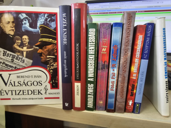 10db t�rt�nelmi k�tet, K�NYVMENT� AJ�NLAT: V�ls�gos �vtizedek+ Amit meg�rhatok+ Eml�kek �s gondolatok+ A wandsbeki hentesb�rd+ A Waffen SS t�rt�nete+ A Luftwaffe+ Az �kori Egyiptom t�rt�nete+ A III. birodalom cs�csragadoz�i+ Az eg