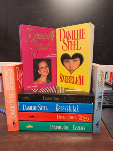 Danielle Steel - 8 db Danielle Steel KNYVMENT AJNLAT: kszerek+Zoya+Keresztutak+A kln s n+Szerelem+A varzs, a mtosz, a n+Hazafel+Szerelmes nyrut