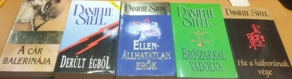 5 db Danielle Steel: A cr balerinja + Derlt gbl + Ellenllhatatlan erk + Erszakkal vdolva + Ha a hbornak vge