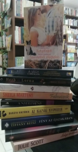 10 db-os K�NYVMENT� AJ�NLAT, romantika: Helga t�rt�nete+ Ha �n lenn�k te+ F�ny az �jszak�ban+ Az igazs�g nyom�ban+ A nyerem�ny+ Falm�sz�k+ H�rmas befut�+ Herb �s Lorna+ A v�gy 12 �rnyalata (Kulcsk�rd�s/A farkas �s Piroska/Vihar