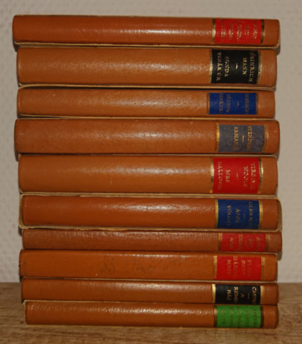 10 k�tet a Helikon Kisk�nyvt�rb�l (b�rk�t�sben, sz�mozva, pap�rtokban): A Gripsholmmi kast�ly, �tok v�lgye, Emberi sors, H�rom mese, A csavar fordul egyet, Ronda tan�r �r, Mrs. Dalloway, Armance, V�ndocirkusz