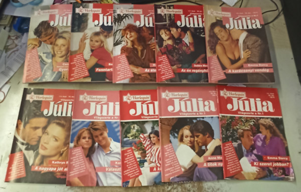 10 Jlia magazin (111-120) lapszmig: Ki szeret jobban? +A titok nyitja +A kitarts jutalma +Vlaszts eltt +A nagyapa jt akar +A karcsonyi vendg +Az n regnyhsm +Az let iskolja +Fenntarts nlkl +Gyorsposta