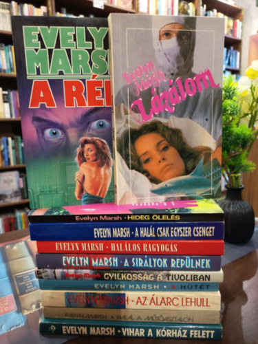 Evelyn Marsh k�nyvcsomag 11 darabos K�NYVMENT� AJ�NLAT: L�z�lom, A r�m, Hideg �lel�s, Hal�los ragyog�s, A hal�l csak egyszer csenget, A sir�lyok rep�lnek, Gyilkoss�g a Tivoliban, A m�t�t, Az �larc lehull, Hal�l a m�t�asztalon,Vih