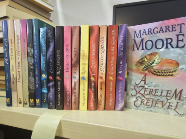 15db Margaret Moore, K�NYVMENT� AJ�NLAT: M�sodik es�ly, A m�lt sz�rnyai, A sz�v hangja, Szabad-e szeretni?, �des gy�trelem, A p�nz b�v�let�ben, Megtal�lt boldogs�g, �rzelmek fogs�g�ban, B�zz bennem, Val�ra v�lt �lmok, Rep�lj v