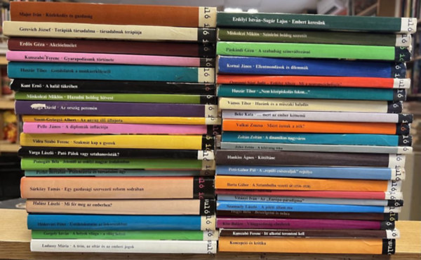 40 db Gyorsul id ktet: Kzlekeds s gazdasg, Terpik trsadalma - trsadalmak terpija, Akcielmlet, Gyarapodsunk trtnete, Gondolatok a munkaerklcsrl, A hall tkrben, Hazudni boldog hitvest, Az orszg peremn,