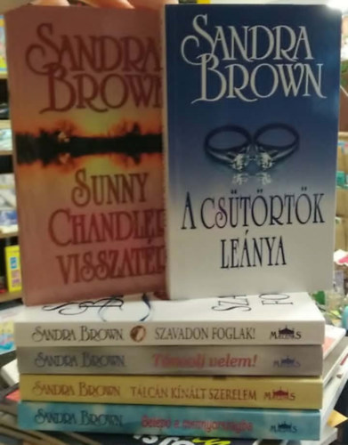 6 db-os K�NYVMENT�AJ�NLAT, romantikus: Bel�p� a myennyorsz�gba+ T�lc�n k�n�lt szerelem+ T�ncolj velem!+ Szavadon foglak!+ Sunny Chandler visszat�r+ A cs�t�rt�k le�nya