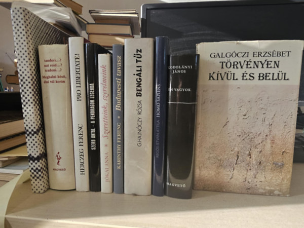 10db regny, KNYVMENT AJNLAT: Trvnyen kvl s bell+ n vagyok+ Homo Sapiens+ Bengli tz+ Budapesti tavasz+ Szeretteink, szerelmeink+ A Pendragon-legenda+ Pro libertate!+ Meghalni ks, lni tl korn+ 135 lehetetlen trtn