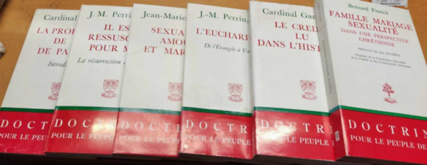 6 db Doctrine pour le peuple de Dieu: La profession de foi de Paul VI (1); Il est ressuscit pour moi (2); Sexualit amour et mariage (7); L'Eucharistie (8); Le Credo lu Dans L'Hiatoire (12); Famille Mariage Sexualit (13)