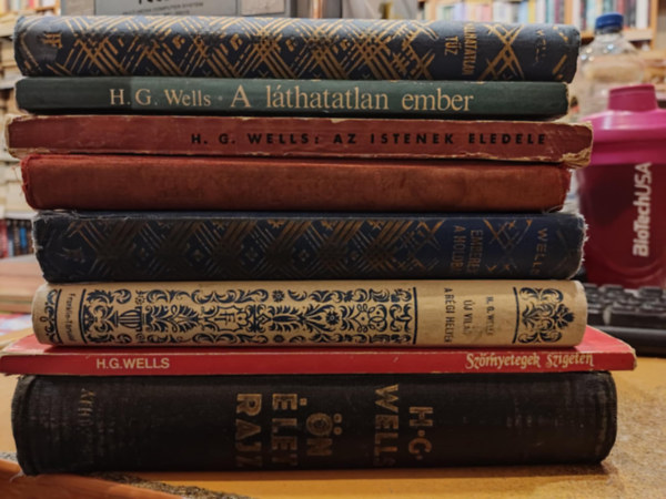 8 db H. G. Wells: A halhatatlan tz; A lthatatlan ember; Az istenek eledele; Csodlatos trtnetek; Emberek a Holdban; nletrajz; Szrnyetegek szigetn; j vilg a rgi helyn