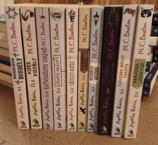 Agatha Raisin sorozat 1-10. (Agatha Raisin �s a spen�tos hal�lpite, a par�zna l�doktor, az el�ltetett kert�sz, az elk�borolt t�r�z�, az �letvesz�lyes esk�v�, a teny�rbe m�sz� turista, a vizes visz�ly, a boszork�nyos borb�ly, a ba
