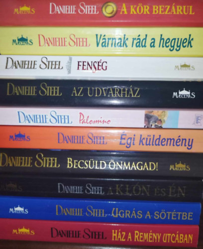 10 db-os Danielle Steel knyvcsomag: Hz a Remny utcban, Ugrs a sttbe, A kln s n, Becsld meg nmagad!, gi kldemny, Palomino, Az udvarhz, Fensg, Vrnak rd a hegyek