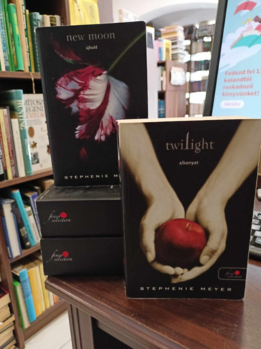 Stephenie Meyer - Twilight Saga I-IV. (Alkonyat + jhold + Napfogyatkozs + Hajnalhasads)