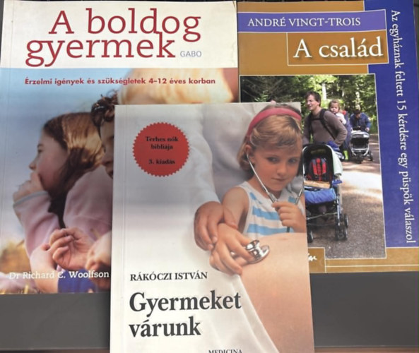 Gyermeket v�runk; A csal�d; A boldog gyermek (3 darab)