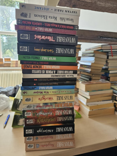 20db Fable knyv, 22 ktetben, KNYVMENT AJNLAT: Nszjelents I-II, A hold forr jegn, Varzscsk, Ezstegr, Szennybl az angyal, Vakvgta, Vis major, Fattydal, lomhajsza I-II, Kriplikommand, A pokol is elnyeli, Dmontang,