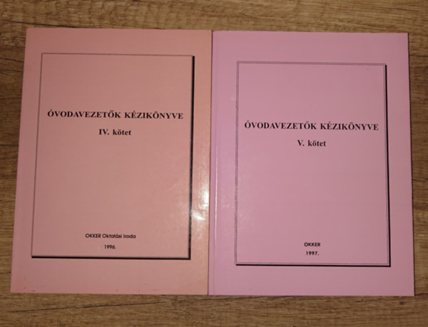 Az �vodavezet�k k�zik�nyv�nek k�t k�tete:�vodavezet�k k�zik�nyve IV:, �vodavezet�k k�zik�nyve V.