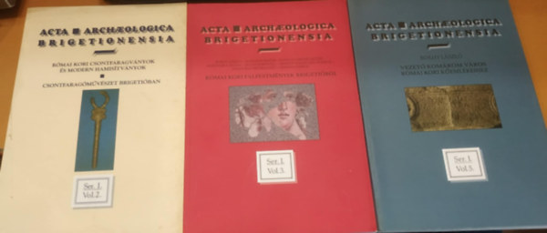 3 db Acta Archaeologica Brigetionensia: R�mai kori csontfaragv�nyok �s modern hamis�tv�nyok/Csontfarag�m�v�szet Brigeti�ban (Ser.I. Vol.2.); R�mai kori falfestm�nyek Brigeti�b�l (Ser.I. Vol.3.); Vezet� Kom�rom v�ros r�mai kori k�eml