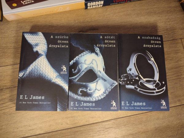 A szrke tven rnyalata + A szabadsg tven rnyalata + A stt tven rnyalata (Fifty Shades teljes trilgia)