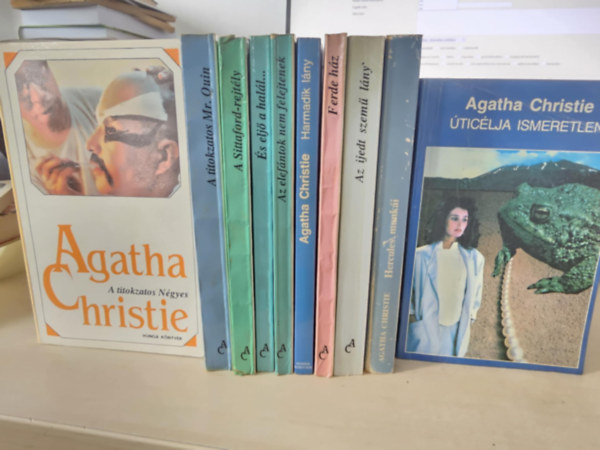 10 db Agatha, KNYVMENT AJNLAT: A titokzatos Ngyes+ A titokzatos Mr. Quin+ A Sittaford-rejtly+ s elj a hall+ Az elefntok nem felejtenek+ A harmadik lny+ Ferde hz+ Az ijedt szem lny+ ticlja ismeretlen+ Herkules munki