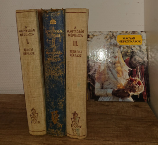 A magyars�g n�prajza I-III. (T�rgyi n�prajz, A magyars�g t�rgyi n�prajza, Szellemi n�prajz�) + aj�nd�k: Magyar n�pszok�sok