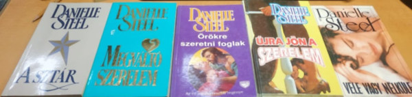 5 db Danielle Steel: A sztr + Megvlt szerelem + rkre szeretni foglak + jra jn a szerelem + Vele vagy nlkle