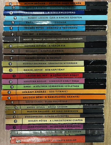 25 db Delfin k�nyv: P�tt�m-nagy K�zm�r, Div�nyi t�rt�net, A szellemleop�rd, �jra a kincses szigeten, V�gv�ri legenda, H�bor� a vadonban, A sivatag harami�ja, �rnagy �r, keressen mag�nak ellens�get!, A v�r�r fia, A rep�l� ember,