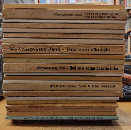 23 db Hd krimi: Bemutatkozik; elrult gynk/fekete brny; elfuserlt magnlet; fejn kalap; fogsgban, avagy egy szke hlgy zokogni kezd; fura tlet; lbon jr rlet; lisszaboni futr; manzs titka; megsemmislt nyom; nem
