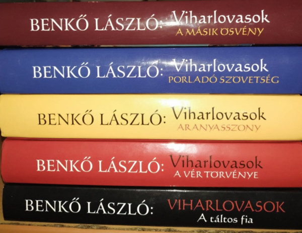 Benk� L�szl� - Viharlovasok I-V.: A t�ltos fia + A v�r t�rv�nye + Aranyasszony + Porlad� sz�vets�g + A m�sik �sv�ny