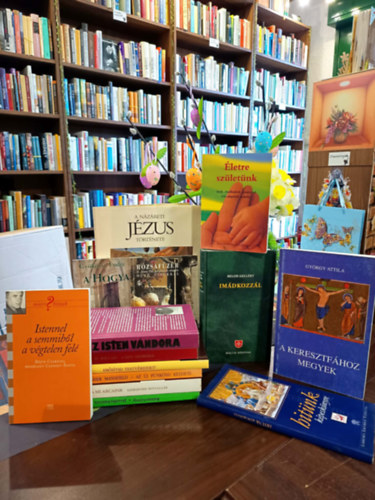 Vall�s k�nyvcsomag 14 darabos K�NYVMENT� AJ�NLAT: A n�z�reti J�zus t�rt�nete, J�szolba fektett�k, A mi arcaink - Szerzetesi hitvall�s, Im�dkozz�l, Az �j P�nk�sd kezdete, Er�s�tsd testv�reidet! - Magyar vonatkoz�s� p�pai �zene