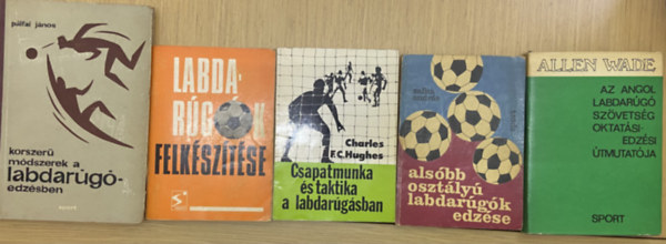 5 db k�nyv a labdar�g� edz�sr�l - Korszer� m�dszerek a labdar�g�-edz�sben, Labdar�g�k felk�sz�t�se, Csapatmunka �s taktika a labdar�g�sban, Als�bb oszt�ly� labdar�g�k edz�se, Az angol labdar�g� sz�vets�g oktat�si-edz�si