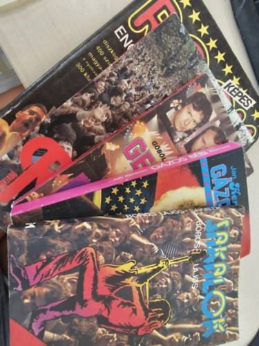 5db zenei k�tet, K�NYVMENT� AJ�NLAT: K�pes rock enciklop�dia+ Rock �vk�nyv 1981+ Genesis+ G�zos b�bi+ Sak�lok