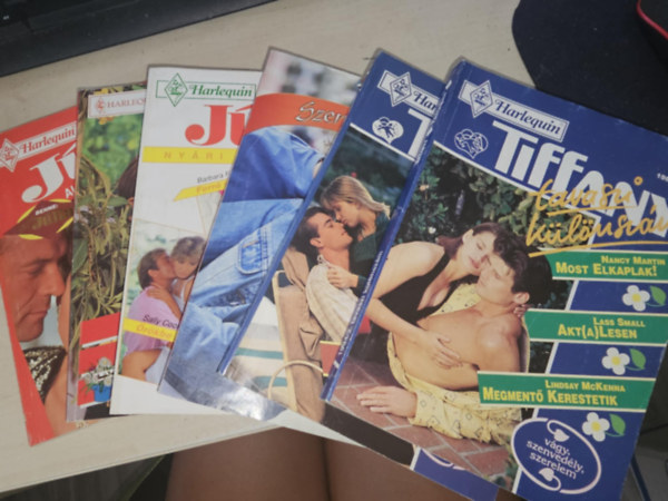 6db romantikus fzet, 3db Tiffany s 3db Jlia klnszm: Forr szl, rkbe kapott szerelem, A boldogsg kiktjben+ Villmhzassg + Nem vrok holnapig + Jn a baba!+ Nem adlak msnak! - A llek tkre - Beleval rilny+ I