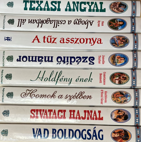 8 db. romantikus regny: Texasi angyal, Ahogy a csillagokban ll, A tz asszonya, Szdt mmor, Holdfny nek, Homok a szlben. Sivatag hajnal, Vad boldogsg