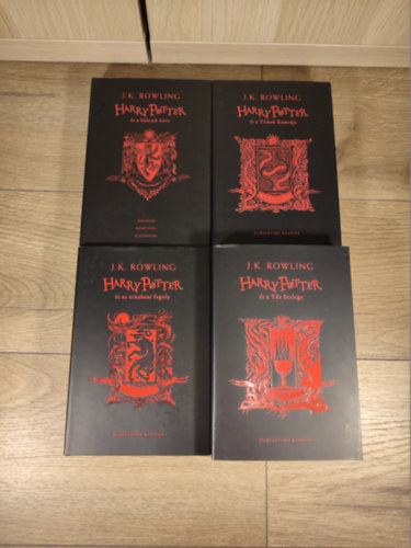Harry Potter Jubileumi kiad�s - Griffend�l 1-4.: Harry Potter �s a b�lcsek k�ve  + Harry Potter �s a titkok kamr�ja + Harry Potter �s az azkabani fogoly  + Harry Potter �s a T�z Serlege