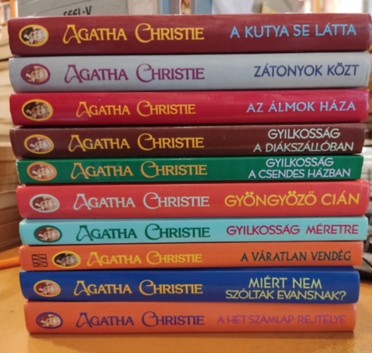 10 db Agatha Christie: A kutya se ltta; Ztonyok kzt; Az lmok hza; Gyilkossg a dikszllban; Gyilkossg a Csendes Hzban; Gyngyz cin; Gyilkossg mretre; A vratlan vendg; Mirt nem szltak Evansnak?; A ht szmlap r