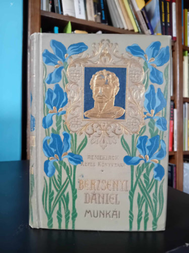 Berzsenyi D�niel munk�i    - Aranyozott, sz�nezett kiad�i eg�sz v�szonk�t�s, Magyar m�v�szek fekete-feh�r rajzaival illusztr�lva. A bor�t� dombornyomott portr�val d�sz�tve. Saj�t k�ppel