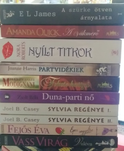 Amanda Quick, Nora Roberts, Joanne Harris, Sveva Casati Modignani, Zsolt B�la, Joel B. Casey, Fej�s �va, Vass Vir�g E L James - 9 db-os K�NYVMENT� AJ�NLAT t�z k�tetben, romantikus: A sz�rke �tven �rnyalata+ A vakmer�+ Ny�lt titkok+ Partvid�kiek+ Fekete hatty�+ Duna-parti n�+ Sylvia reg�nye I-II.+ Eper reggelire+ Vul�vu