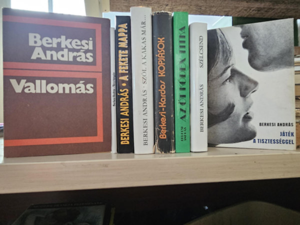 8db Berkesi k�tet, K�NYVMENT� AJ�NLAT: Vallom�s+ T�z a tany�n+ A fekete mappa+ Sz�l a kakas m�r+ Kopj�sok+ Az �t k�dex titka+ Sz�lcsend+ J�t�k a tisztess�ggel