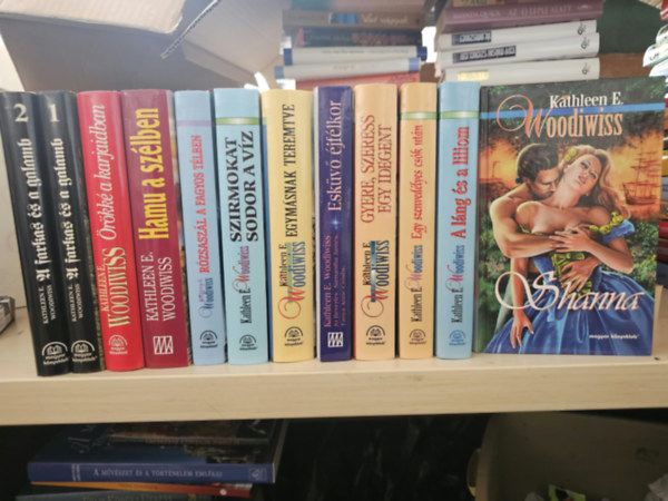 Kathleen E. Woodiwiss - 10db Katherine E. Woodiwiss k�nyv: A farkas �s a galamb I-II. + �r�kk� a karjaidban  + Hamu a sz�lben + R�zsasz�l a fagyos t�lben +Szirmokat sodor a v�z + Egym�snak teremtve + Esk�v� �j�lkor + Gyere, szeress egy idegent+ Egy szenved�l