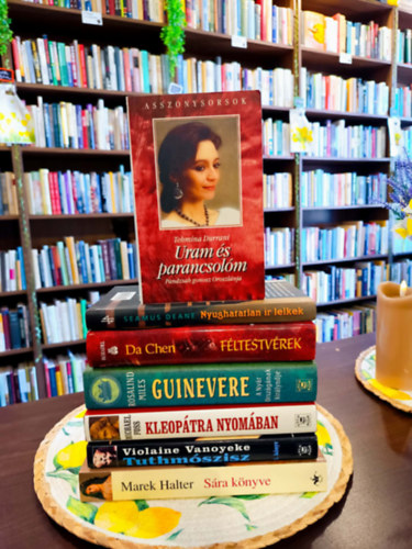 T�rt�nelmi h�tter� vil�girodalmi v�logat�s 7 darabos K�NYVMENT� AJ�NLAT: Uram �s parancsol�m, Nyughatatlan �r lelkek, F�ltestv�rek, Guinevere: A Ny�r Orsz�g�nak kir�lyn�je, Kleop�tra nyom�ban, Tuthm�szisz 1. (Hatsepszut riv�li