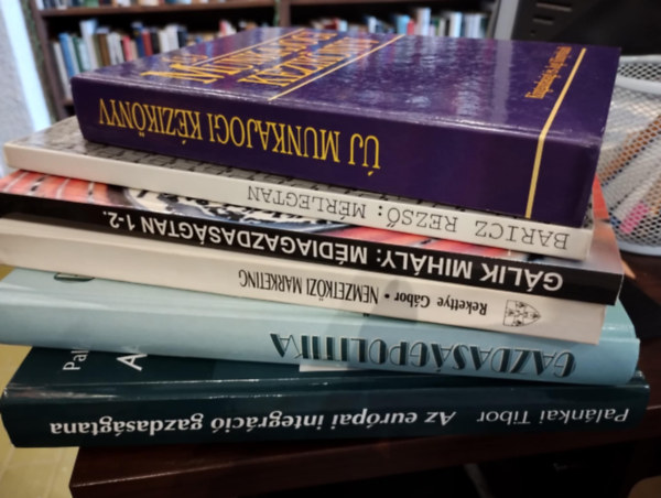 Gazdasgi knyvcsomag 6 darabos KNYVMENT AJNLAT: j munkajogi kziknyv, Mrlegtan, Mdiagazdasgtan 1-2., Gazdasgpolitika, Nemzetkzi marketing, Az eurpai integrci gazdasgtana